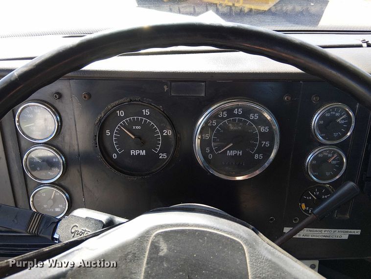 image for item DU3660 2001 International 9100i semi truck