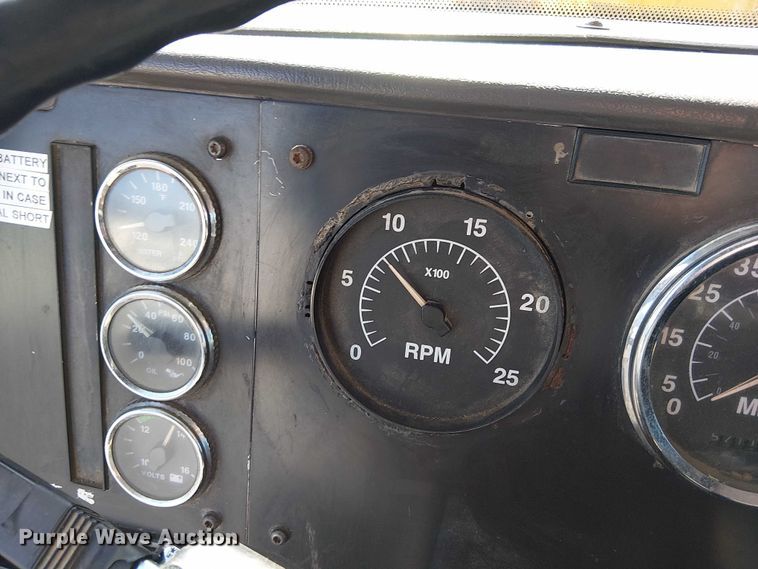 image for item DU3660 2001 International 9100i semi truck