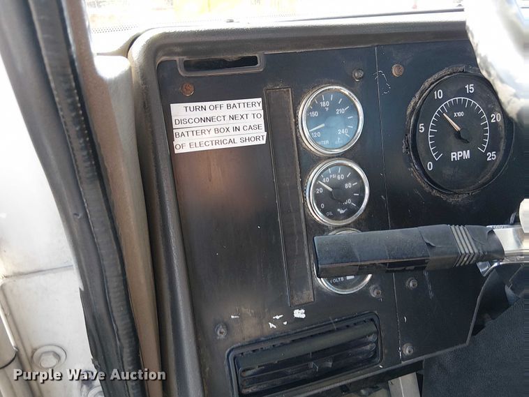 image for item DU3660 2001 International 9100i semi truck