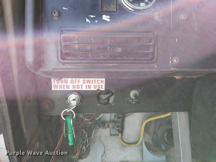 image for item DU3660 2001 International 9100i semi truck