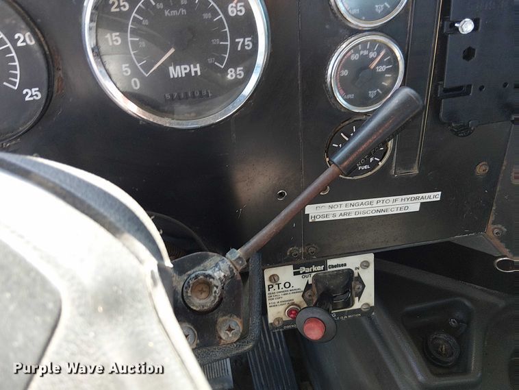 image for item DU3660 2001 International 9100i semi truck