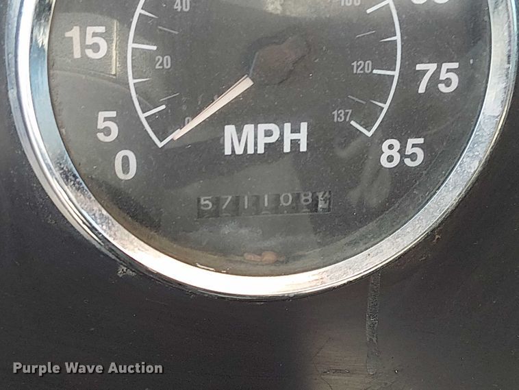 image for item DU3660 2001 International 9100i semi truck