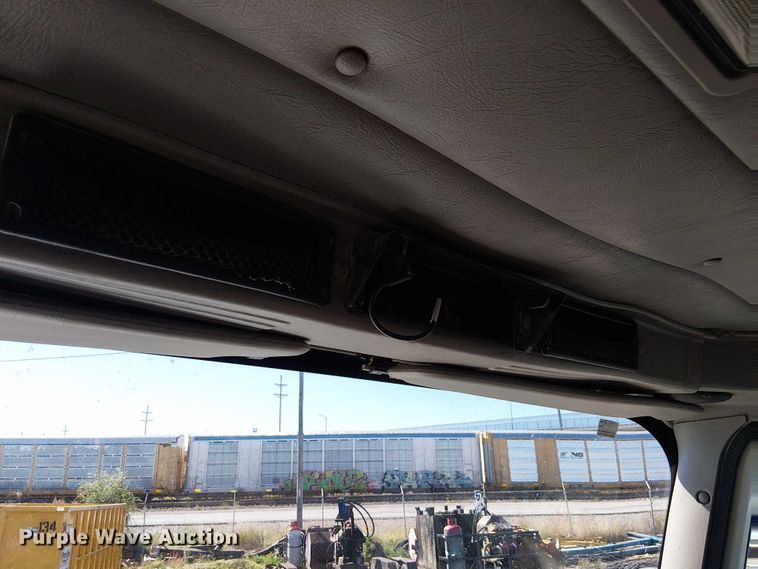 image for item DU3660 2001 International 9100i semi truck