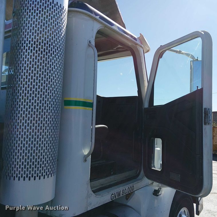 image for item DU3660 2001 International 9100i semi truck