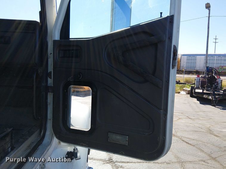 image for item DU3660 2001 International 9100i semi truck