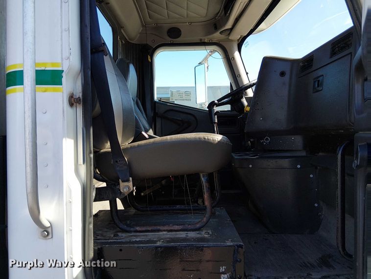 image for item DU3660 2001 International 9100i semi truck