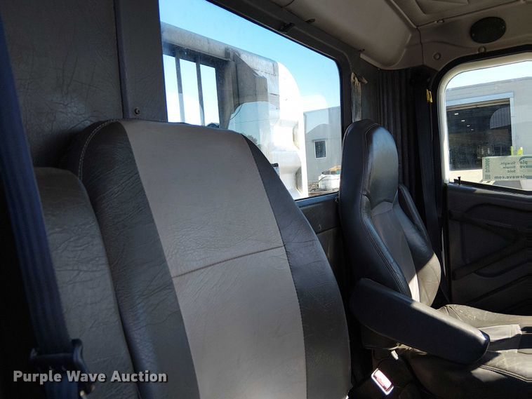 image for item DU3660 2001 International 9100i semi truck