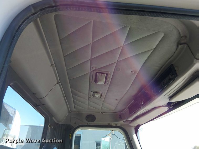 image for item DU3660 2001 International 9100i semi truck