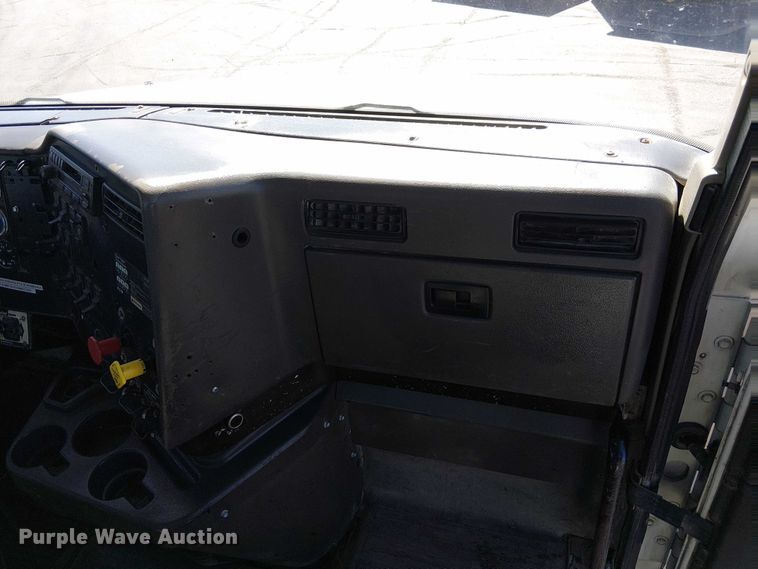 image for item DU3660 2001 International 9100i semi truck