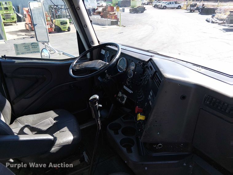 image for item DU3660 2001 International 9100i semi truck