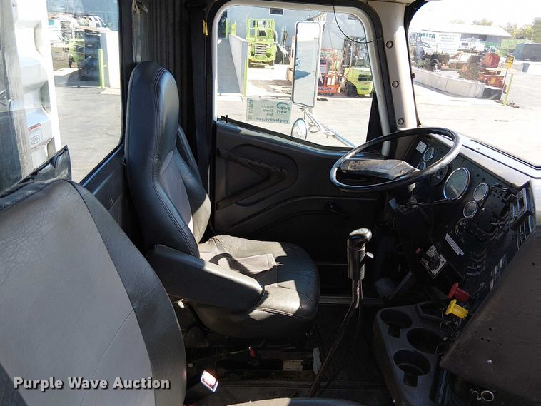 image for item DU3660 2001 International 9100i semi truck