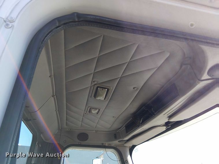 image for item DU3660 2001 International 9100i semi truck