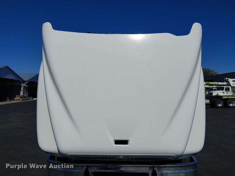 image for item DU3660 2001 International 9100i semi truck