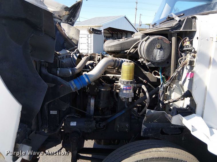 image for item DU3660 2001 International 9100i semi truck