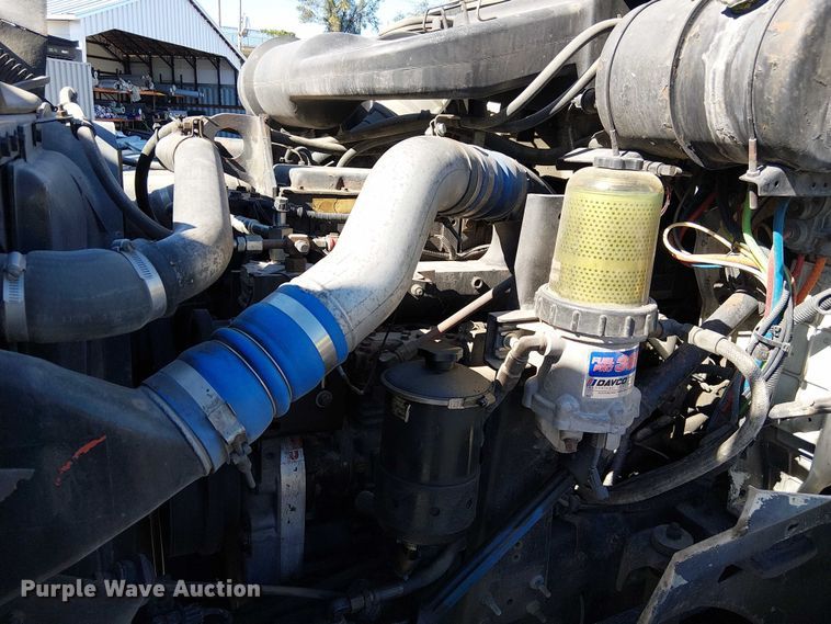 image for item DU3660 2001 International 9100i semi truck