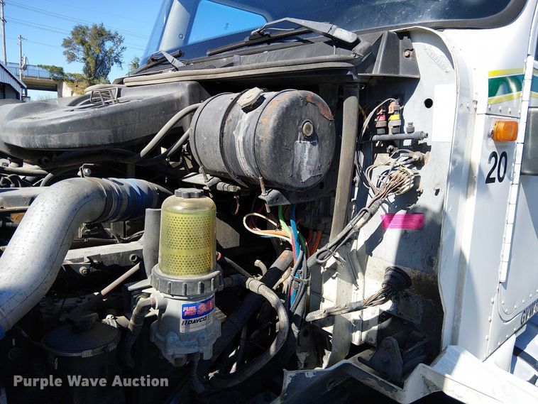 image for item DU3660 2001 International 9100i semi truck