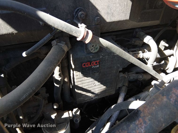 image for item DU3660 2001 International 9100i semi truck