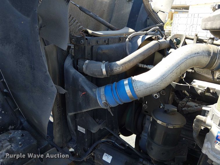 image for item DU3660 2001 International 9100i semi truck