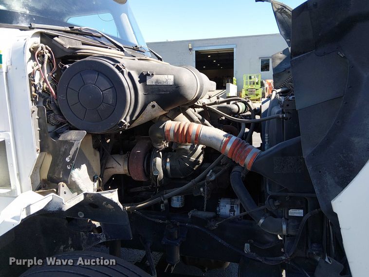 image for item DU3660 2001 International 9100i semi truck