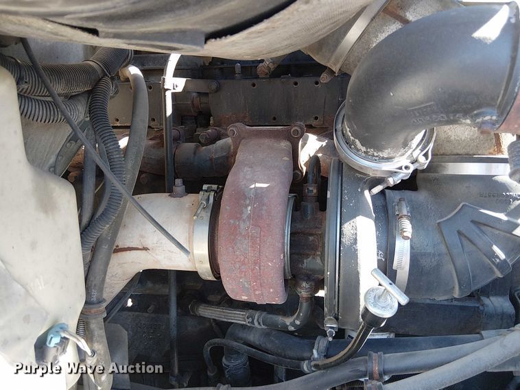 image for item DU3660 2001 International 9100i semi truck