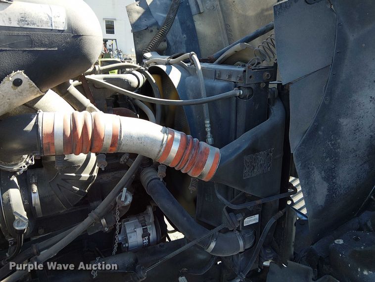 image for item DU3660 2001 International 9100i semi truck