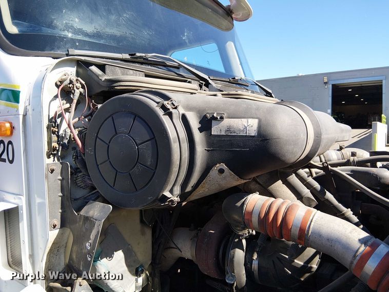 image for item DU3660 2001 International 9100i semi truck