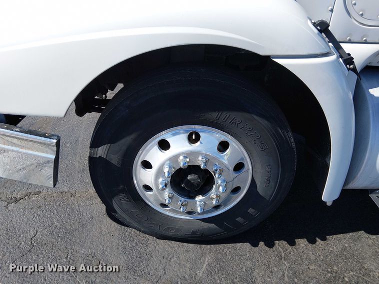 image for item DU3660 2001 International 9100i semi truck