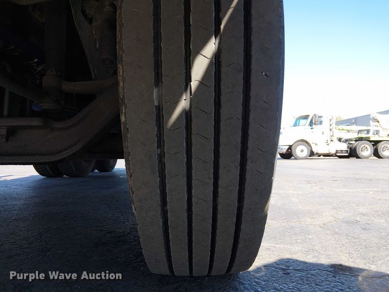 image for item DU3660 2001 International 9100i semi truck