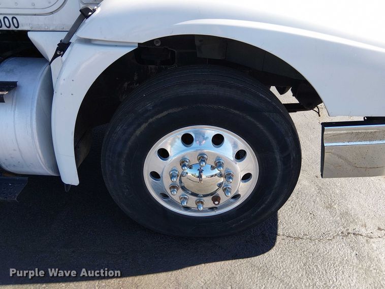 image for item DU3660 2001 International 9100i semi truck