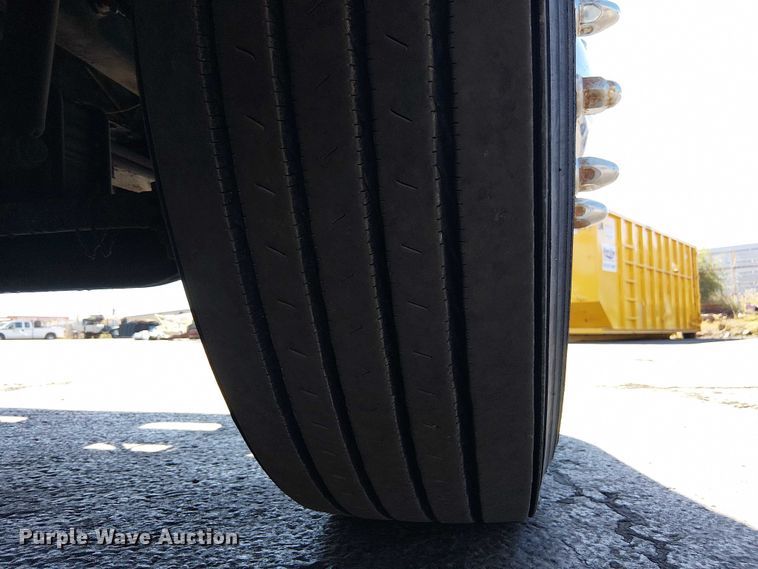 image for item DU3660 2001 International 9100i semi truck