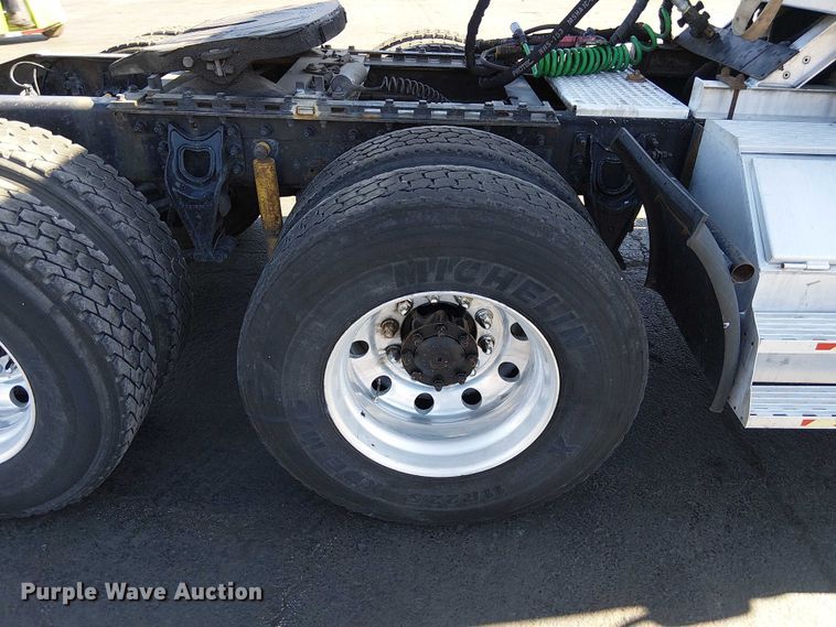 image for item DU3660 2001 International 9100i semi truck