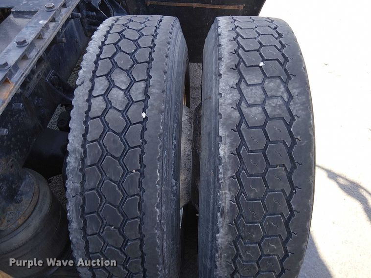 image for item DU3660 2001 International 9100i semi truck