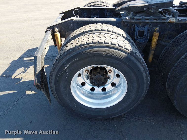 image for item DU3660 2001 International 9100i semi truck