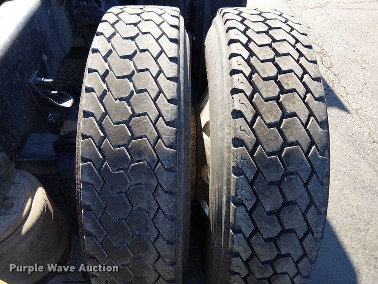 image for item DU3660 2001 International 9100i semi truck