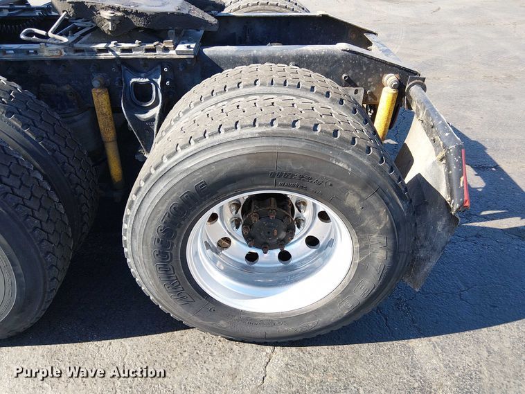 image for item DU3660 2001 International 9100i semi truck