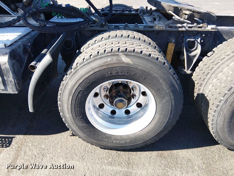 image for item DU3660 2001 International 9100i semi truck