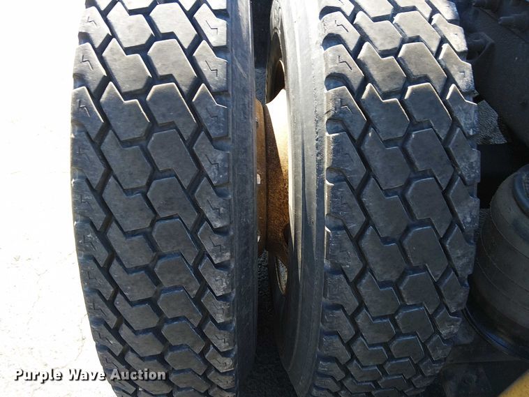 image for item DU3660 2001 International 9100i semi truck