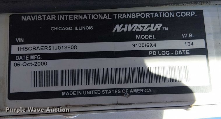 image for item DU3660 2001 International 9100i semi truck