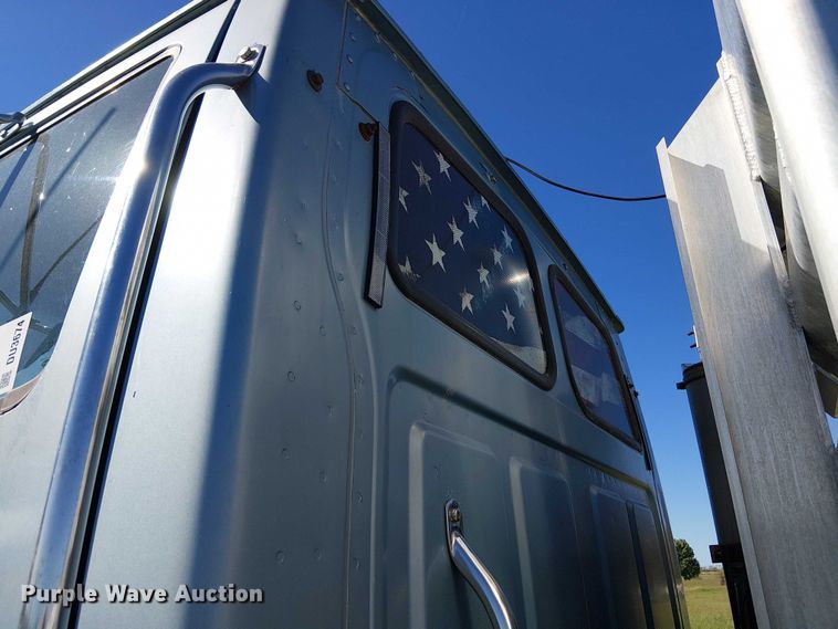 image for item DU3674 2005 Sterling Truck A9500 Series  semi truck