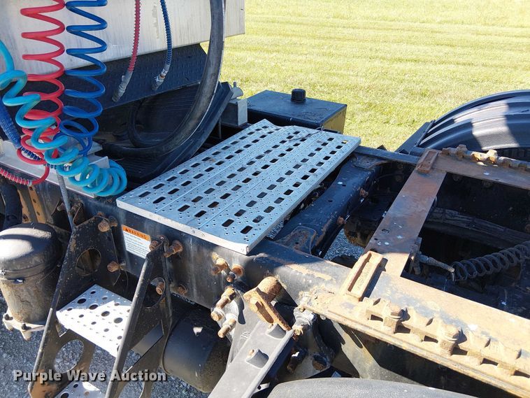 image for item DU3674 2005 Sterling Truck A9500 Series  semi truck