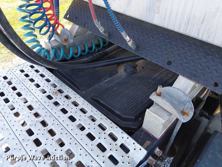 image for item DU3674 2005 Sterling Truck A9500 Series  semi truck