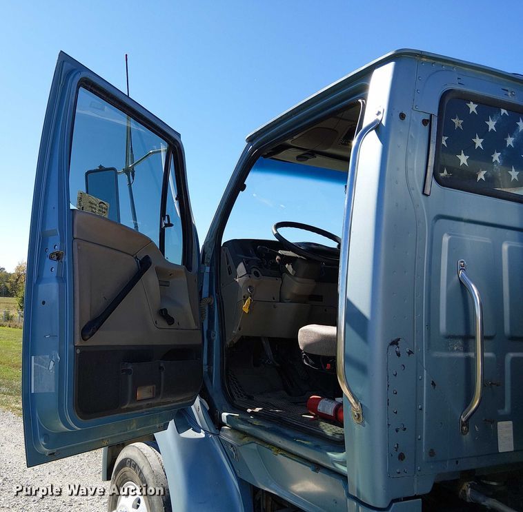 image for item DU3674 2005 Sterling Truck A9500 Series  semi truck