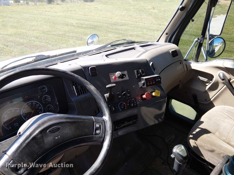 image for item DU3674 2005 Sterling Truck A9500 Series  semi truck