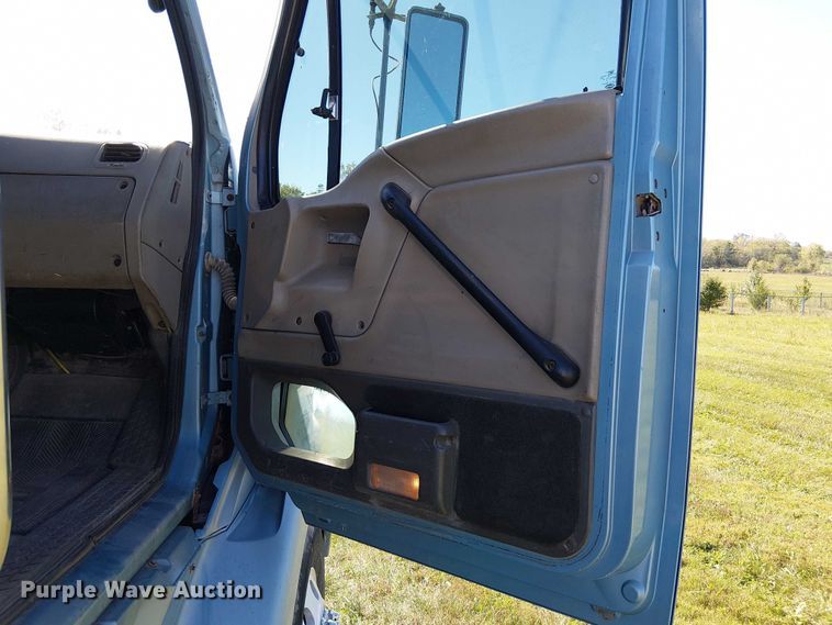 image for item DU3674 2005 Sterling Truck A9500 Series  semi truck