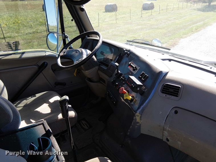 image for item DU3674 2005 Sterling Truck A9500 Series  semi truck