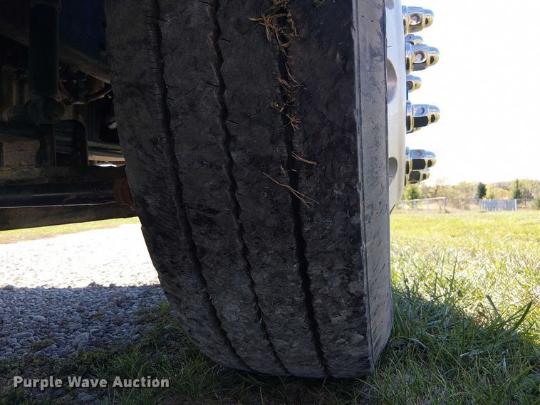 image for item DU3674 2005 Sterling Truck A9500 Series  semi truck