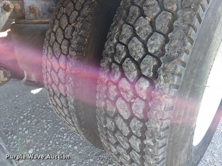 image for item DU3674 2005 Sterling Truck A9500 Series  semi truck