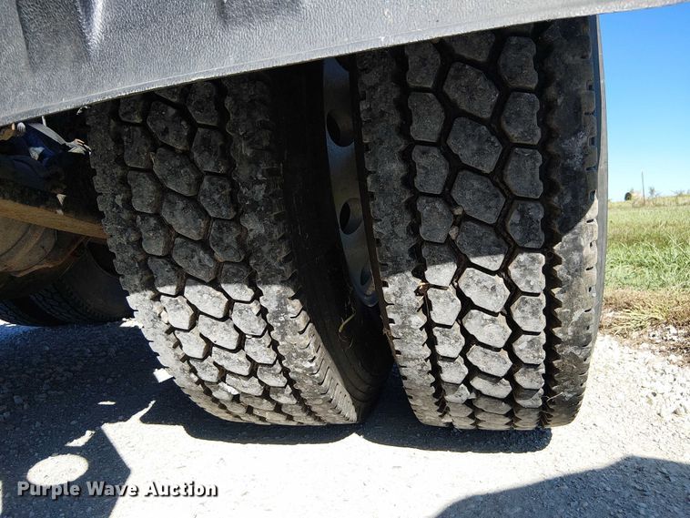 image for item DU3674 2005 Sterling Truck A9500 Series  semi truck