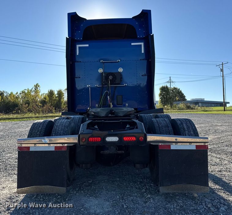 image for item DW6638 2020 Peterbilt 579 semi truck