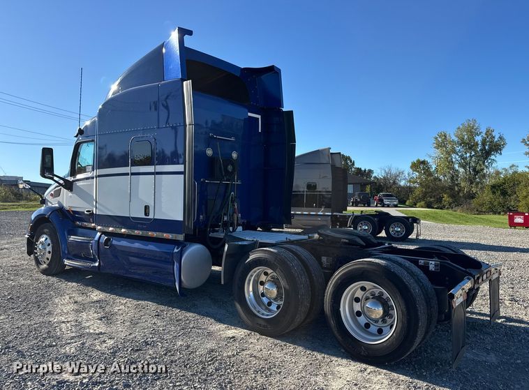 image for item DW6638 2020 Peterbilt 579 semi truck